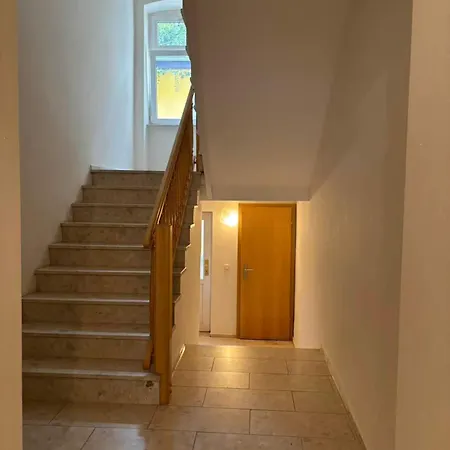 Zentrales Kulturapartment Mit Komfort & Kunst