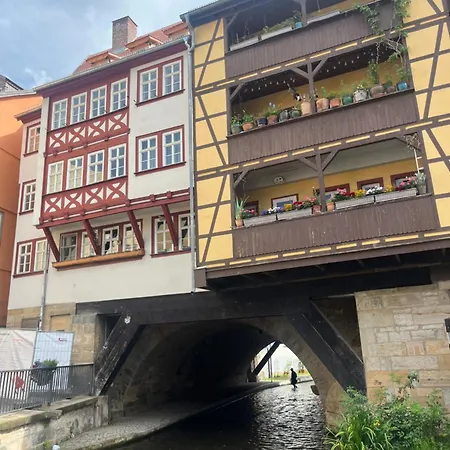 Zentrales Kulturapartment Mit Komfort & Kunst